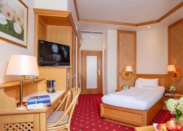 Thermenhotel Quellenhof 4*